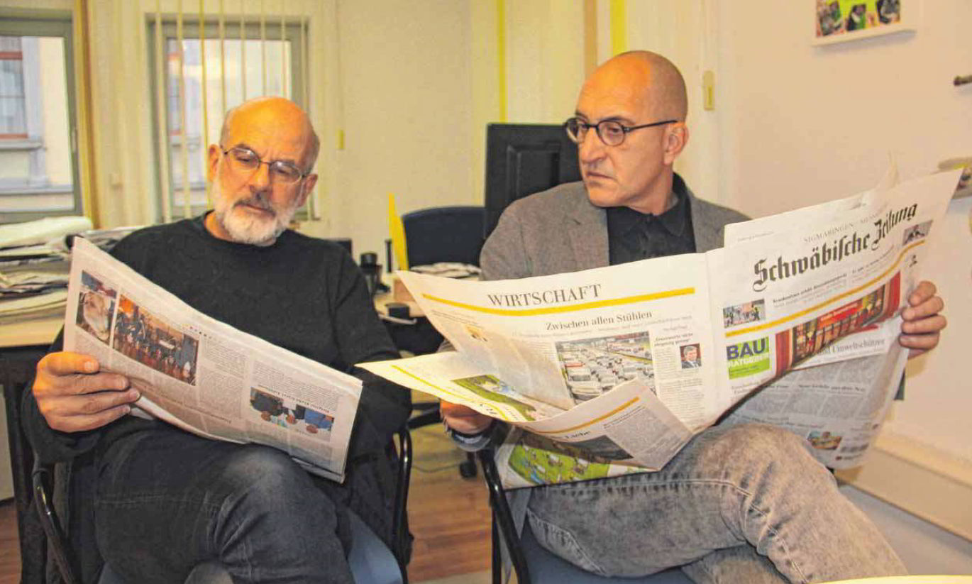 Der freie Fotograf Christophe Lepetit und Reporter Jean-Louis studieren die Lokalausgabe der „Schwäbischen Zeitung“.